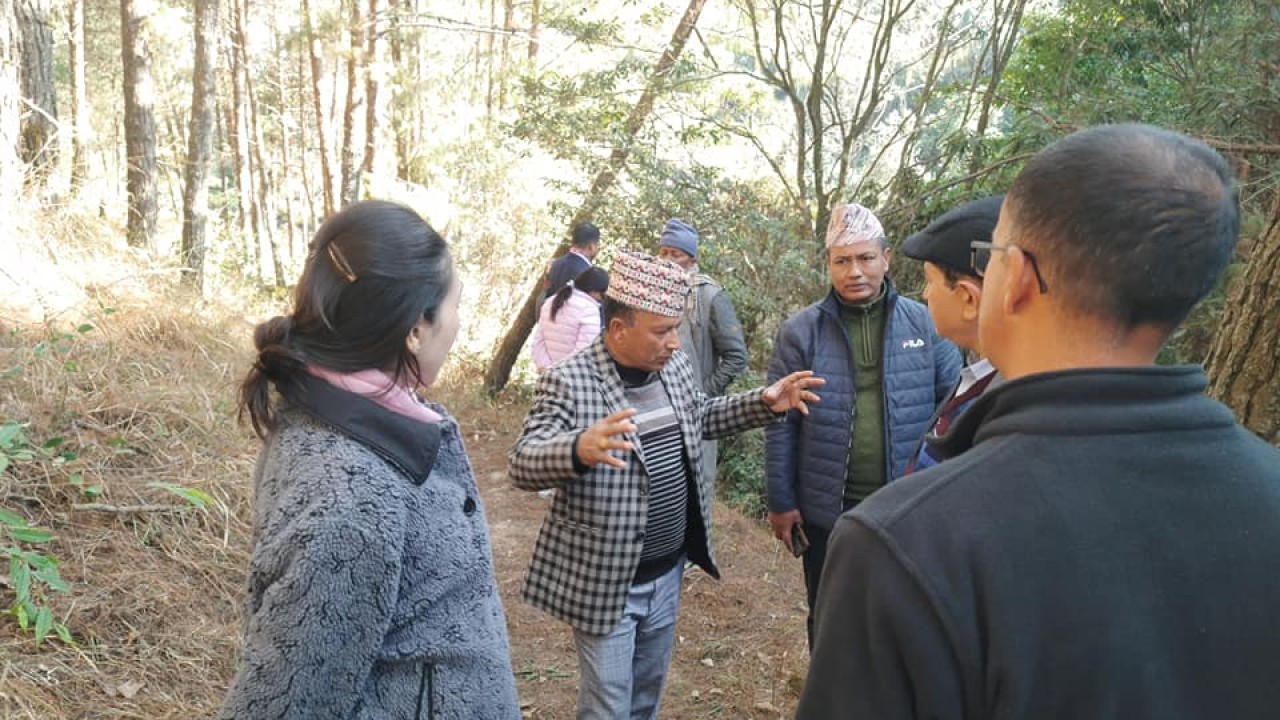 एसियाली विकास बैंकका प्रतिनिधि हेकम्यान र शंखरापुर प्रमुख नापितबिच भेटवार्ता : खानेपानी मुहान क्षेत्र भ्रमण