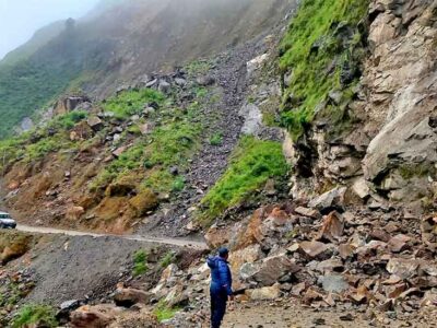 पहिरोले अवरुद्ध बनायो नारायणगढ–मुग्लिन सडक, दुई घण्टासम्म यातायात प्रभावित हुने