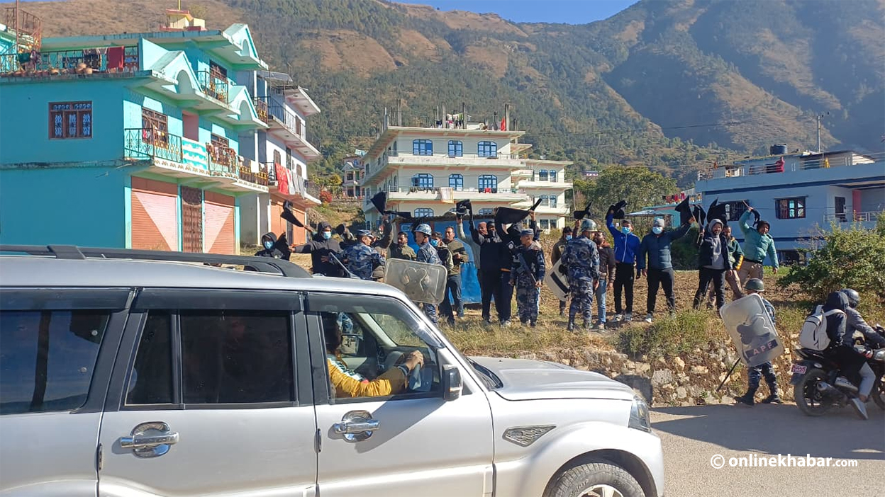गृहजिल्ला पुगेका जनार्दन शर्माविरुद्ध कालो झण्डा प्रदर्शन