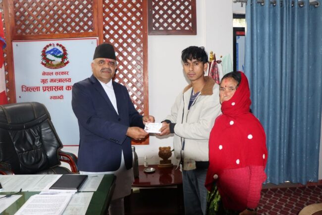 ११ वर्षपछि आमाको नामबाट नागरिकता पाउँदा सुवास घिमिरे भावुक