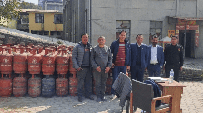 ग्यास अभावको गुनासोपछि निगमद्वारा टेकुबाटै बिक्री सुरु, यी ब्रान्डका सिलिन्डर पाइने
